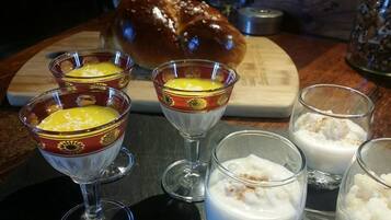 Ein Tisch mit verschiedenen Speisen, darunter ein Brotlaib, Suppenschalen und Milchgläser.