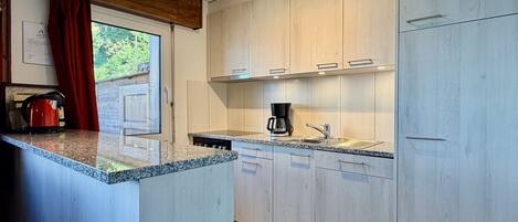 Coffee/tea maker, fridge, oven, dishwasher