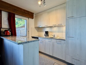 Coffee/tea maker, fridge, oven, dishwasher