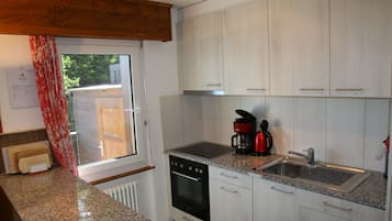 KĂŒhlschrank, Ofen, GeschirrspĂŒler, Wasserkocher mit Kaffee-/Teezubehör