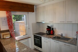 Kühlschrank, Ofen, Geschirrspüler, Wasserkocher mit Kaffee-/Teezubehör
