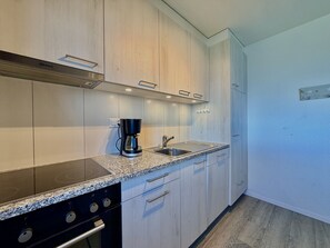 Coffee/tea maker, fridge, oven, dishwasher
