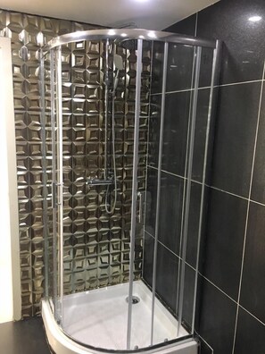 Apartamento, 3 habitaciones | Baño | Ducha, cabezal de ducha tipo lluvia, toallas y jabón