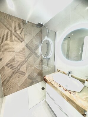 Badewanne, Whirlpool, Handtücher, Seife