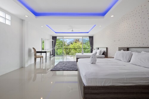 4 bedroom/bathroom for 12 guests, private pool. 7 kms to Patong