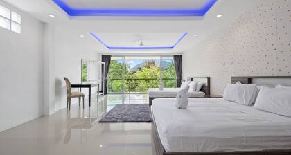 4 bedroom/bathroom for 12 guests, private pool. 7 kms to Patong