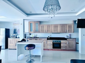 Kühlschrank, Mikrowelle, Ofen, Herdplatte