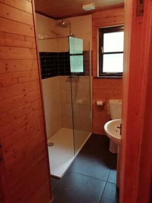 Chalet, 3 slaapkamers | Badkamer | Een douche, handdoeken