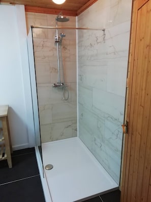 Chalé, 3 quartos | Banheiro | Chuveiro, toalhas de banho