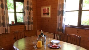 Alpehytte, 3 soverom | Spiseområde på rommet