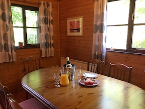 Chalet, 3 Bedrooms | In-room dining
