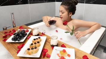 Rainfall showerhead, free toiletries, hair dryer, bathrobes