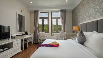 Deluxe-Zimmer, Stadtblick | Minibar, Zimmersafe, individuell dekoriert, individuell eingerichtet