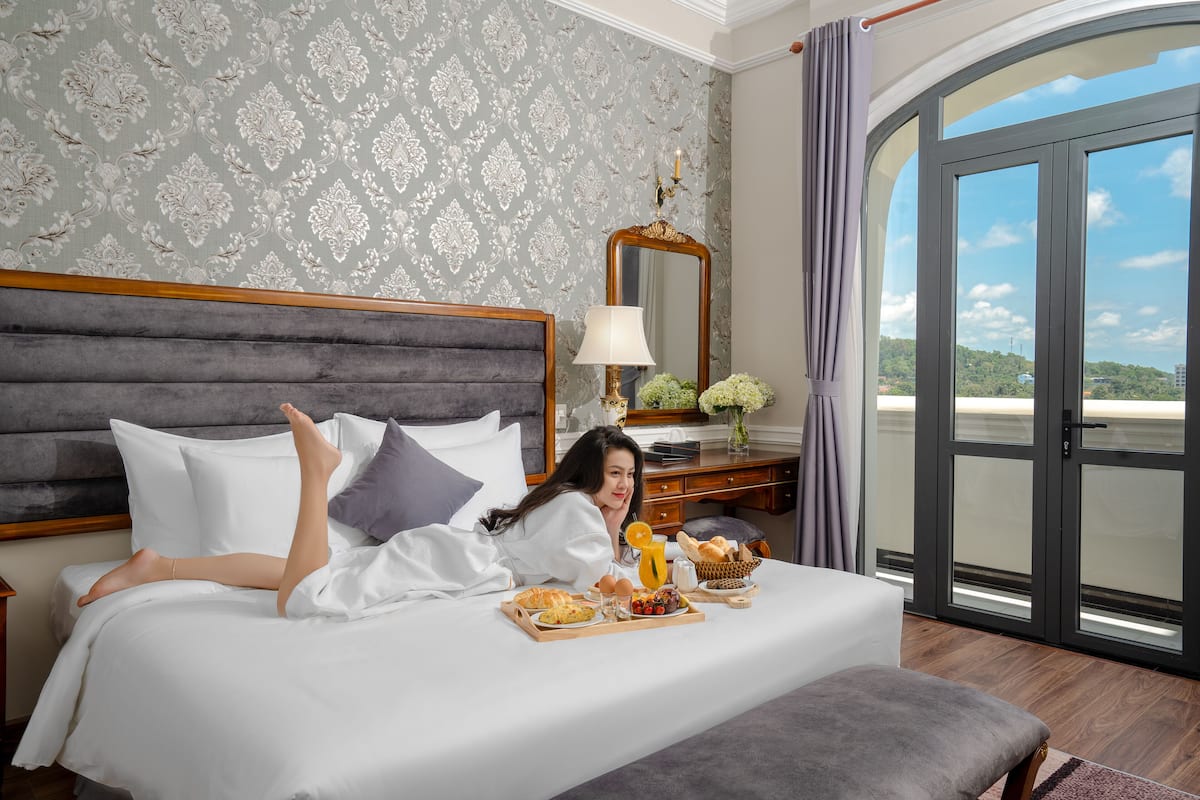 executive room, sea view | minibar, in-room safe, individually decorated, individually furnished