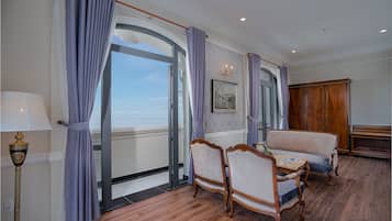 Habitación ejecutiva, vista al mar | Área de sala de estar | Smart TV de 43 pulgadas con canales por cable y televisión