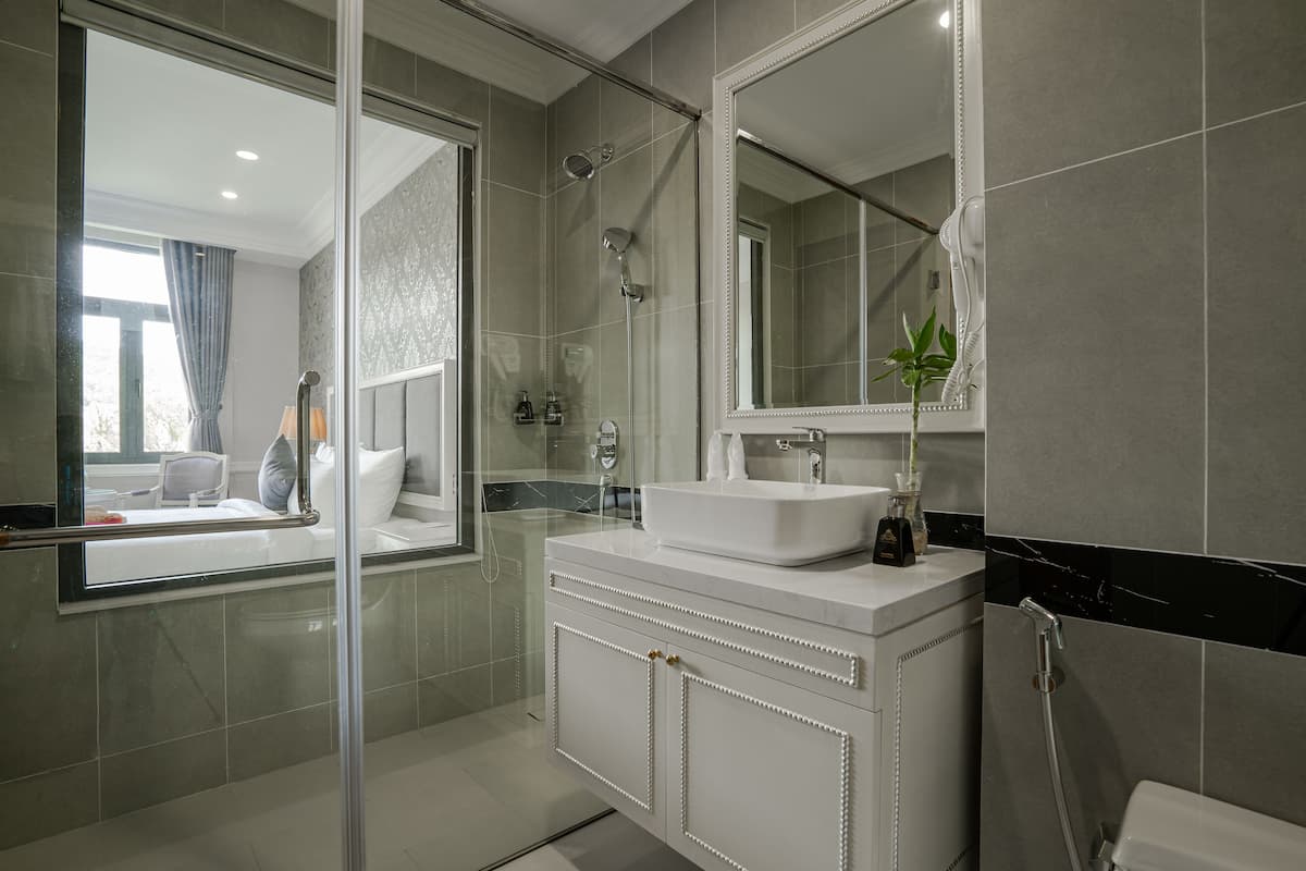 deluxe room, city view | bathroom | rainfall showerhead, free toiletries, hair dryer, bathrobes