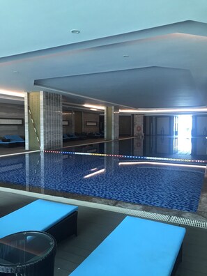 Piscine intérieure, accès possible de 6 h à 18 h, chaises longues