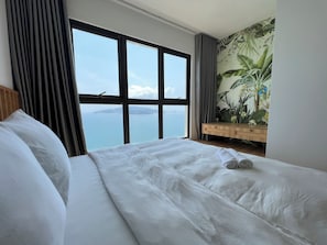 Premium bedding, individually decorated, individually furnished, desk - P&L Apartment (Nha Trang)