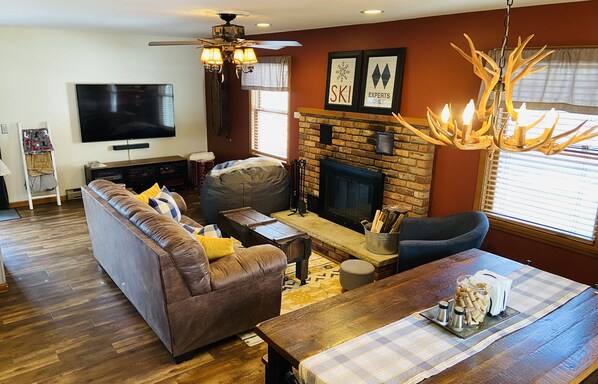 Smart-TV, Kamin, Videospiele, DVD-Player