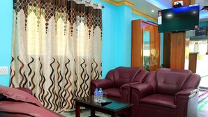 Una sala de estar con un sofá, una mesa de centro y un televisor.
