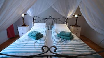 5 Schlafzimmer, Zimmersafe, Schreibtisch, Bügeleisen/Bügelbrett