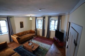 Smart TV, books - Rent one of the oldest houses in Weissenburg's old town, for up to 9 people (Weißenburg in Bayern)