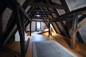 5 bedrooms, in-room safe, desk, iron/ironing board - Rent one of the oldest houses in Weissenburg's old town, for up to 9 people (Weißenburg in Bayern)