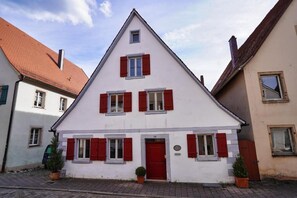 Exterior - Rent one of the oldest houses in Weissenburg's old town, for up to 9 people (Weißenburg in Bayern)