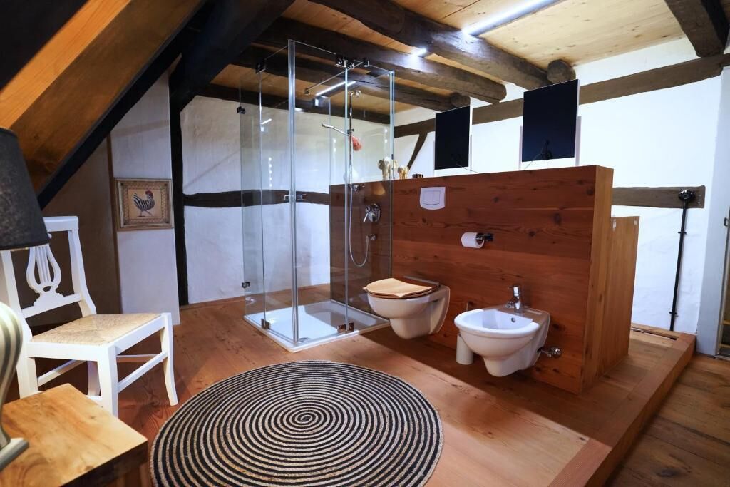 Bañera, secador de pelo, bidé y toallas