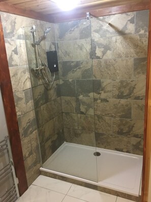 Shower, towels - Wren 8 Hot Tub (Carmarthen)