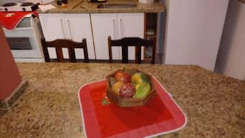 Geladeira, micro-ondas, cooktop, cafeteira/chaleira