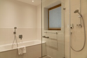 Badewanne, Haartrockner, Handtücher