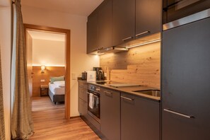 Kühlschrank, Mikrowelle, Ofen, Geschirrspüler