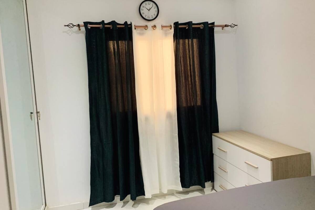 Cortinas blackout, tabla de planchar con plancha y wifi gratis 