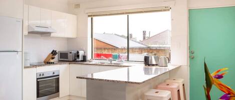 Frigorífico, microondas, horno y placa de cocina