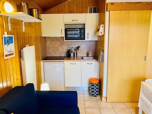 Kühlschrank, Ofen, Geschirrspüler, Wasserkocher mit Kaffee-/Teezubehör