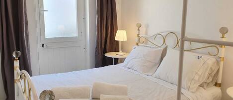 2 makuuhuonetta, silitysrauta/-lauta, Wi-Fi, vuodevaatteet