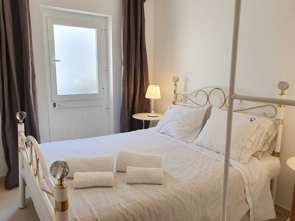 2 bedrooms, iron/ironing board, WiFi, bed sheets - Caparica Beach Apartment 2 by HOST-POINT (Costa da Caparica)