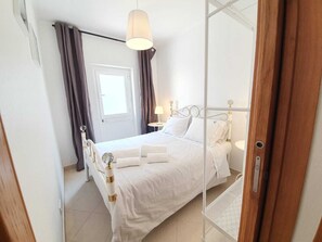 2 bedrooms, iron/ironing board, WiFi, bed sheets