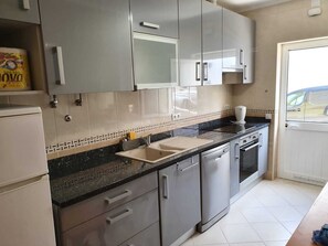 Microwave, dishwasher, coffee/tea maker, cookware/dishes/utensils - Caparica Beach Apartment 2 by HOST-POINT (Costa da Caparica)
