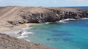 Nära stranden och solstolar