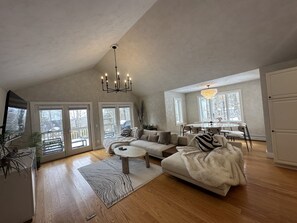 Smart TV, chimenea y libros 