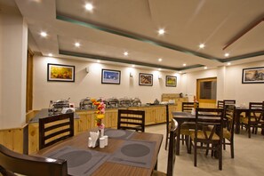 供應早餐及晚餐；印度菜