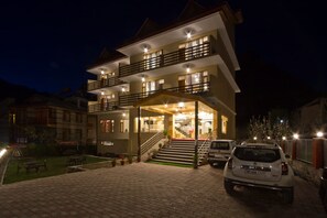 Fachada da propriedade à noite