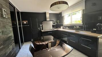 Frigorifero, microonde, forno, piano cottura