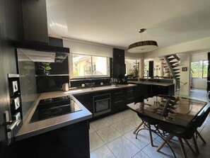 Kühlschrank, Mikrowelle, Ofen, Herdplatte