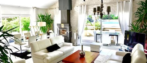 Televisión y chimenea