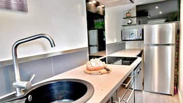 Een koelkast, een magnetron, een kookplaat, een vaatwasser