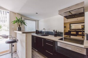 Geladeira, micro-ondas, cooktop, lava-louças