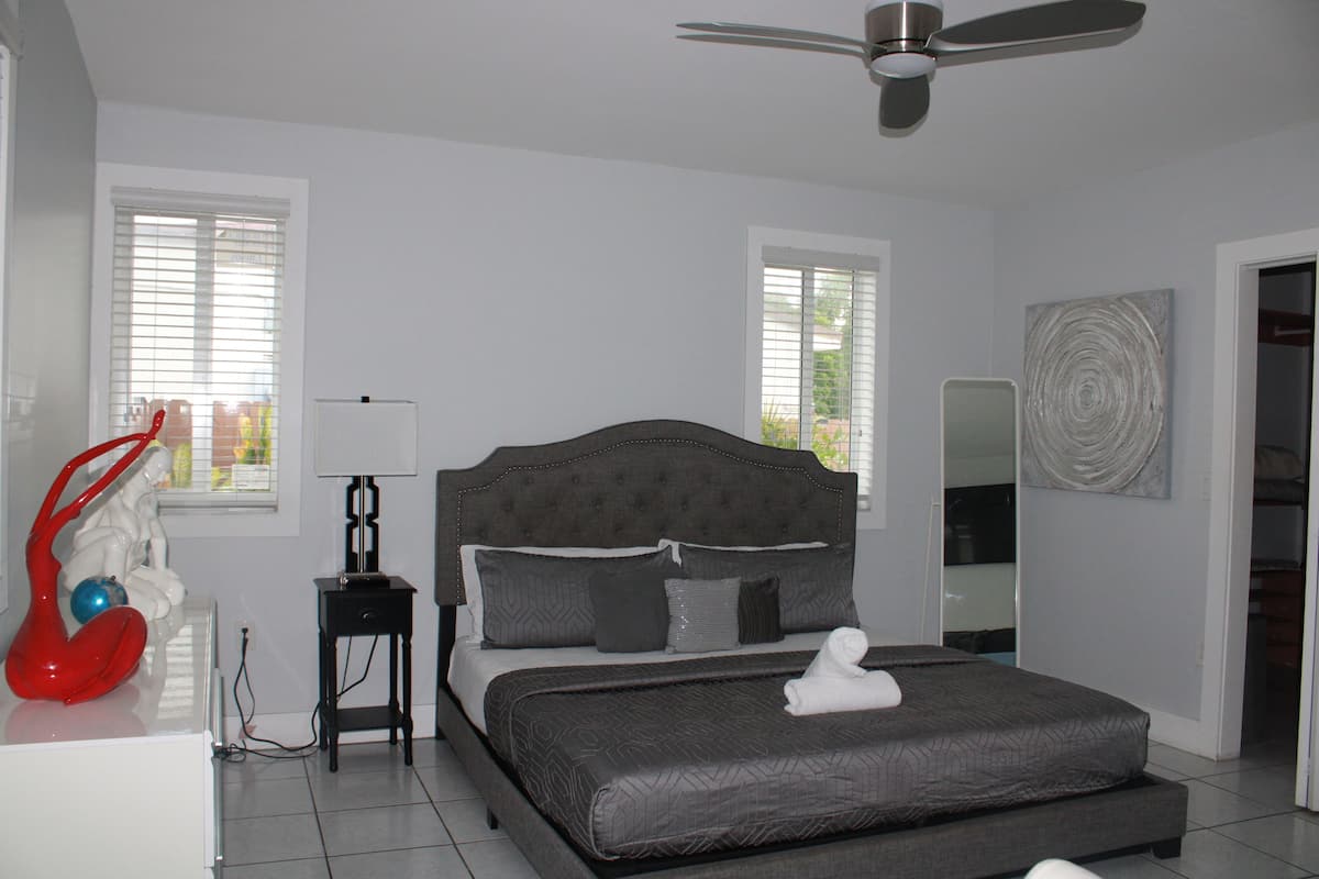 Familjehus - 3 sovrum - icke-rökare - hörn | 3 sovrum, mörklÀggningsgardiner, strykjÀrn/strykbrÀda och gratis wi-fi